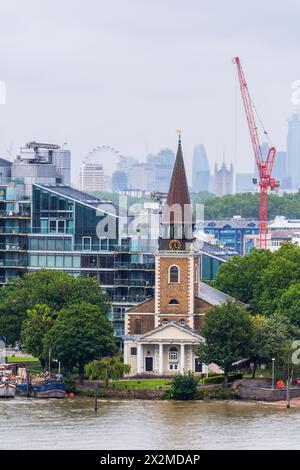 St Mary's Church, Battersea et le développement Montevetro conçu par Richard Rogers, Londres, Royaume-Uni Banque D'Images