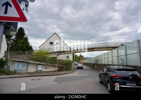 Brückenabriss und Neubau über die A40 in Essen Ende avril 2024 soll die Fußgänger Brücke über die A40 in Essen Frillendorf abgerissen werden. dafür wird an dem Wochenende die A40 gesperrt. IM Verlauf der CA. nächsten 10 Jahren werden in der Umgebung 5 weitere Brücken saniert bzw. erneuert. Betroffen ist die A40 und die A52 auf Essener Stadtgebiet. Essen Frillendorf *** démolition du pont et nouvelle construction sur l'A40 à Essen le pont piétonnier sur l'A40 à Essen Frillendorf doit être démoli à la fin du mois d'avril 2024 L'A40 sera fermée à cet effet pendant le week-end Banque D'Images