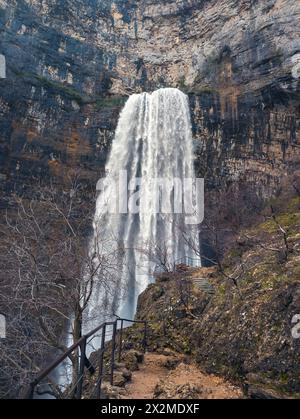 La puissante cascade de Reventón del Rio Mundo descend en cascade une falaise accidentée en Castille-la Manche, mettant en valeur la beauté naturelle spectaculaire et le géolog Banque D'Images