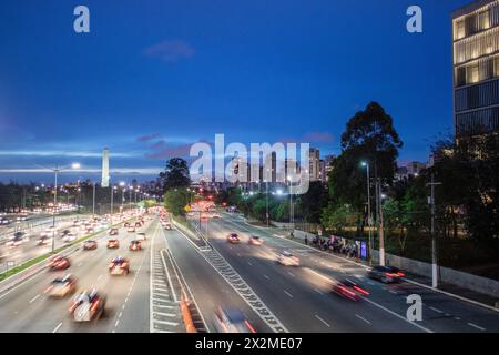 Géographie / voyage, Brésil, Sao Paulo, vue de la ville sur une autoroute à plusieurs voies très fréquentée, AUTORISATION-DROITS-SUPPLÉMENTAIRE-INFO-NON-DISPONIBLE Banque D'Images