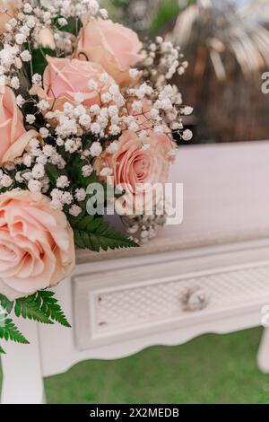 Élégant bouquet de mariage de roses blush et souffle de bébé sur un tiroir blanc vintage Banque D'Images