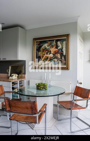 Fauteuils vintage à la table surmontée de verre dans l'appartement Chelsea, Londres Royaume-Uni Banque D'Images