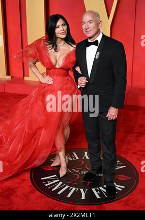 Los Angeles, États-Unis. 10 mars 2024. Lauren Sánchez et Jeff Bezos arrivant à la Vanity Fair Oscar Party, Wallis Annenberg Center for the Performing Banque D'Images