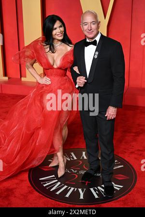 Los Angeles, États-Unis. 10 mars 2024. Lauren Sánchez et Jeff Bezos arrivant à la Vanity Fair Oscar Party, Wallis Annenberg Center for the Performing Banque D'Images