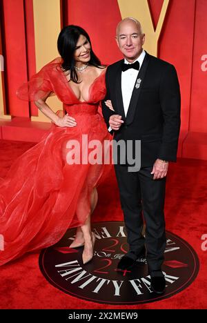 Los Angeles, États-Unis. 10 mars 2024. Lauren Sánchez et Jeff Bezos arrivant à la Vanity Fair Oscar Party, Wallis Annenberg Center for the Performing Banque D'Images