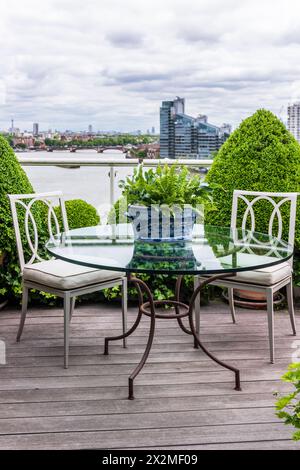 Table pour deux sur le quai de Chelsea, Londres, Royaume-Uni Banque D'Images