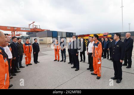 (240423) -- CHONGQING, 23 avril 2024 (Xinhua) -- le président chinois Xi Jinping, également secrétaire général du Comité central du Parti communiste chinois et président de la Commission militaire centrale, visite un centre logistique international dans la municipalité de Chongqing, dans le sud-ouest de la Chine, le 22 avril 2024. XI a inspecté la municipalité de Chongqing, dans le sud-ouest de la Chine, du lundi au mardi. (Xinhua/Wang Ye) Banque D'Images