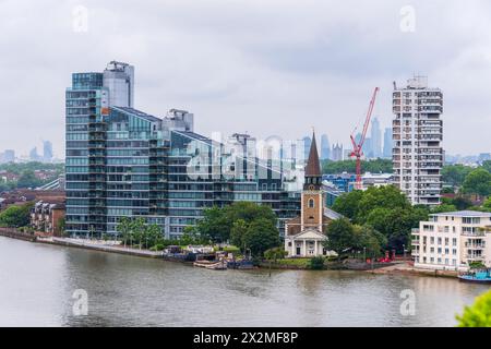 St Mary's Church, Battersea et le développement Montevetro conçu par Richard Rogers, Londres, Royaume-Uni Banque D'Images