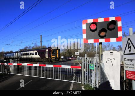 158 774 EMR Regional trains, passage à niveau de Lolham, Peterborough, Cambridgeshire, Angleterre; ROYAUME-UNI Banque D'Images