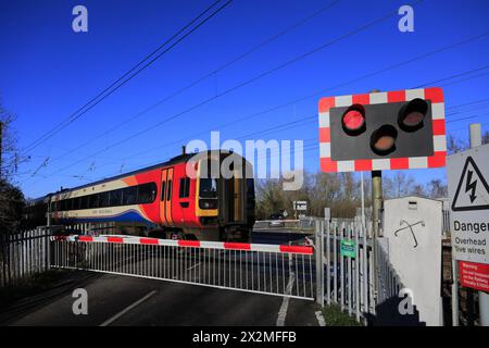 158 862 EMR Regional trains, passage à niveau de Lolham, Peterborough, Cambridgeshire, Angleterre; ROYAUME-UNI Banque D'Images