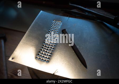 Hlinsko, République tchèque. 23 avril 2024. Nouvelle exposition d'une tunique, d'une imprimerie de métal et d'un serrurier occasionnel dans le chalet 161 dans la réserve du monument d'architecture folklorique Betlem Hlinsko à Hlinsko, République tchèque, le 23 avril 2024. Crédit : Josef Vostarek/CTK photo/Alamy Live News Banque D'Images