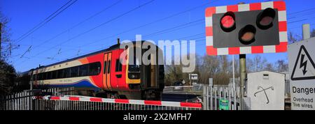 158 862 EMR Regional trains, passage à niveau de Lolham, Peterborough, Cambridgeshire, Angleterre; ROYAUME-UNI Banque D'Images