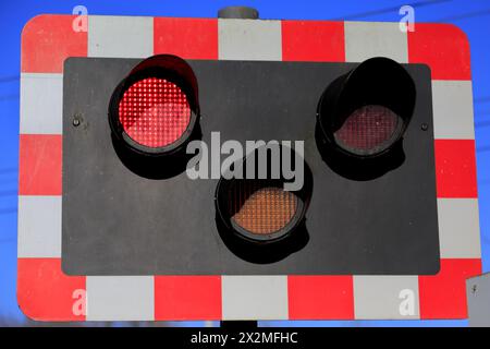 Feux rouges d'avertissement à un passage à niveau sans pilote, East Coast main Line Railway, Holme, Cambridgeshire, Angleterre, Royaume-Uni Banque D'Images