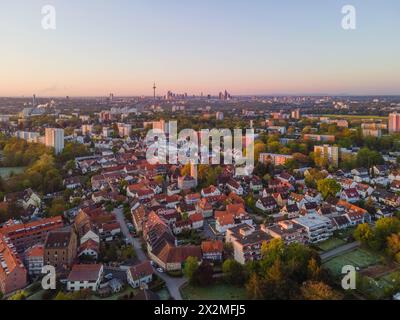 Der Frankfurter Stadtteil Niederursel am Morgen Das Morgenlicht der gerade aufgegangenen sonne fällt seitlich auf den alten Ortskern des Frankfurter Stadtteils Niederursel sowie auf die sich am Horizont erhebende Bankenskyline. Luftbild mit einer Drohne Frankfurt am main Niederursel Hessen Deutschland *** le quartier de Francfort de Niederursel le matin la lumière matinale du soleil nouvellement levé tombe latéralement sur le vieux centre-ville du quartier de Francfort de Niederursel et sur la ligne d'horizon de la banque s'élevant à l'horizon aérien vue avec un drone Frankfurt am main Niederursel Hesse Allemagne 2024- Banque D'Images