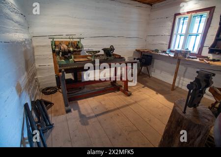 Hlinsko, République tchèque. 23 avril 2024. Nouvelle exposition d'une tunique, d'une imprimerie de métal et d'un serrurier occasionnel dans le chalet 161 dans la réserve du monument d'architecture folklorique Betlem Hlinsko à Hlinsko, République tchèque, le 23 avril 2024. Crédit : Josef Vostarek/CTK photo/Alamy Live News Banque D'Images