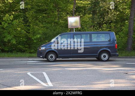 23 avril 2024, Bade-Württemberg, Karlsruhe : une voiture de police arrive sur le terrain de la Cour fédérale de justice. Le ministère public fédéral a arrêté trois Allemands soupçonnés d'espionnage pour le compte de la Chine. Les deux hommes et une femme auraient obtenu des informations sur la technologie militaire en Allemagne afin de les transmettre aux services secrets chinois, selon le ministère public fédéral. Photo : René Priebe/dpa Banque D'Images