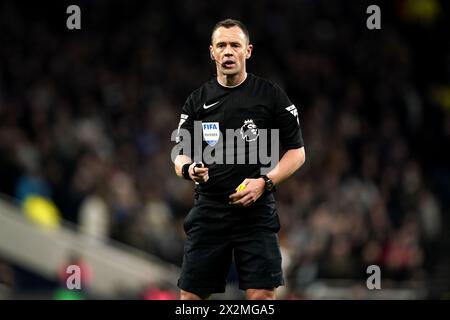 Photo du dossier datée du 23-12-2023 de l’arbitre Stuart Attwell, qui sera l’un des VAR au Championnat d’Europe de cet été en Allemagne, avec Anthony Taylor parmi les arbitres sur le terrain. Date d'émission : mardi 23 avril 2024. Banque D'Images