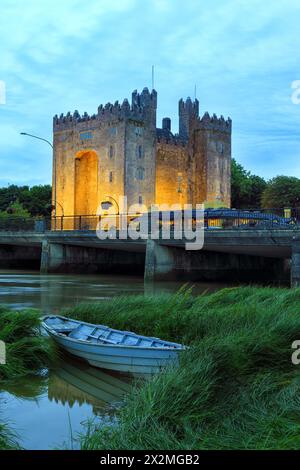 Géographie / voyage, Irlande, comté Clare, Bunratty, Château de Bunratty, vue extérieure, prise de vue de nuit, AUTORISATION-DROITS-SUPPLÉMENTAIRE-INFO-NON-DISPONIBLE Banque D'Images
