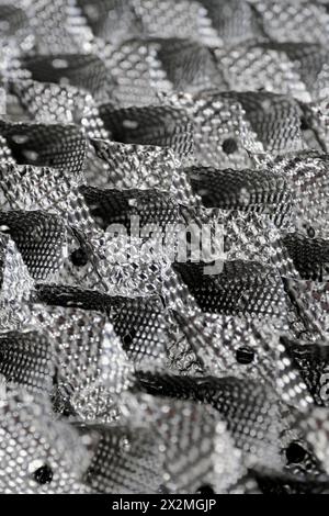 Filtre en acier ou grille de séparation liquide, gros plan, mise au point sélective, fond industriel abstrait Banque D'Images