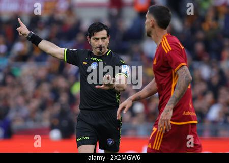 Rome, Italie. 22 avril 2024. L'arbitre Fabio Maresca fait un geste lors du championnat italien Serie A match de football entre L'AS Roma et le Bologna FC le 22 avril 2024 au Stadio Olimpico à Rome, Italie - photo Federico Proietti/DPPI crédit : DPPI Media/Alamy Live News Banque D'Images