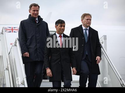 Le premier ministre Rishi Sunak (au centre), le chancelier de l'Échiquier Jeremy Hunt (à gauche) et le secrétaire à la Défense Grant Shapps (à droite) arrivent à l'aéroport Chopin de Varsovie lors d'une visite en Pologne et en Allemagne. Date de la photo : mardi 23 avril 2024. Banque D'Images