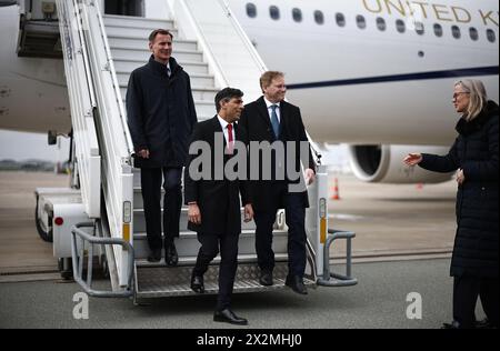 Le premier ministre Rishi Sunak (au centre), le chancelier de l’Échiquier Jeremy Hunt (à gauche) et le secrétaire à la Défense Grant Shapps (à droite) sont accueillis par l’ambassadrice britannique en Pologne Anna Clunes à leur arrivée à l’aéroport Chopin de Varsovie lors d’une visite en Pologne et en Allemagne. Date de la photo : mardi 23 avril 2024. Banque D'Images