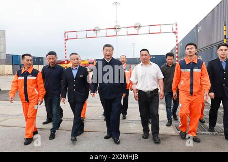 Chongqing, municipalité chinoise de Chongqing. 22 avril 2024. Le président chinois Xi Jinping, également secrétaire général du Comité central du Parti communiste chinois et président de la Commission militaire centrale, visite un centre logistique international dans la municipalité de Chongqing, dans le sud-ouest de la Chine, le 22 avril 2024. XI a inspecté la municipalité de Chongqing, dans le sud-ouest de la Chine, du lundi au mardi. Crédit : Wang Ye/Xinhua/Alamy Live News Banque D'Images