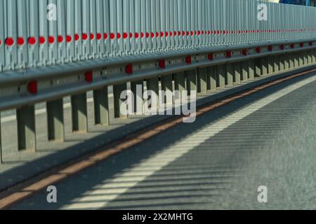 Barrières de sécurité sur autoroute. Barrière de sécurité en acier anodisé. Améliorer la sécurité routière. Banque D'Images