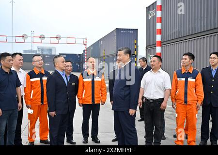 (240423) -- CHONGQING, 23 avril 2024 (Xinhua) -- le président chinois Xi Jinping, également secrétaire général du Comité central du Parti communiste chinois et président de la Commission militaire centrale, visite un centre logistique international dans la municipalité de Chongqing, dans le sud-ouest de la Chine, le 22 avril 2024. XI a inspecté la municipalité de Chongqing, dans le sud-ouest de la Chine, du lundi au mardi. (Xinhua/Yue Yuewei) Banque D'Images