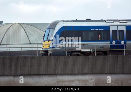 Belfast, Royaume-Uni 23 04 2024 Translink trains à Belfast suite à l'arrestation d'un homme de 20 ans par la police enquêtant sur des rapports faisant état de graffitis dans les trains. L'arrestation a eu lieu hier lundi 22 avril et l'homme a été libéré sous caution de la police en attendant d'autres enquêtes. Belfast Northern Ireland Credit : HeadlineX/Alamy Live News Banque D'Images