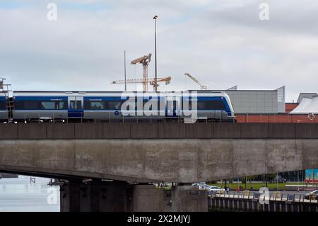 Belfast, Royaume-Uni 23 04 2024 Translink trains à Belfast suite à l'arrestation d'un homme de 20 ans par la police enquêtant sur des rapports faisant état de graffitis dans les trains. L'arrestation a eu lieu hier lundi 22 avril et l'homme a été libéré sous caution de la police en attendant d'autres enquêtes. Belfast Northern Ireland Credit : HeadlineX/Alamy Live News Banque D'Images