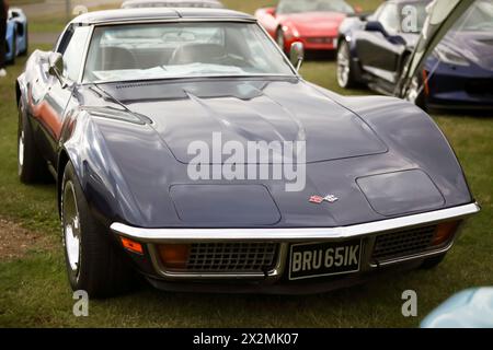 Vue de trois quarts de face d'une Corvette bleue de 1972 de troisième génération de Chevrolet exposée au salon britannique de l'automobile de 2023 Banque D'Images