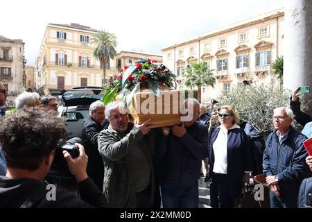 Palerme, Italie. 23 avril 2024. Funérailles du cercueil de Vincenzo Agostino dans la cathédrale de Palerme, mardi 23 avril 2024, Palerme - Italie ( photo Alberto Lo Bianco/LaPresse) crédit : LaPresse/Alamy Live News Banque D'Images