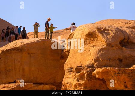 Jordanie, Wadi Rum - 2 novembre 2022: Célèbre monument du désert Burdah Arch Rock Bridge et les gens Banque D'Images