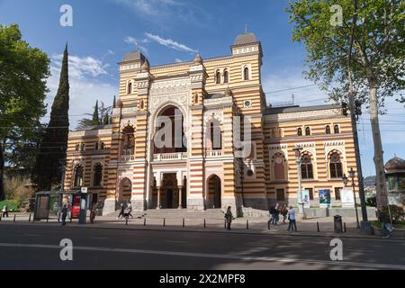 Tbilissi, Géorgie - 29 avril 2019 : extérieur du Théâtre national de l'Opéra géorgien un jour d'été ensoleillé, les gens ordinaires marchent dans la rue Banque D'Images