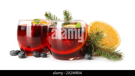 Boisson aromatique de Noël Sangria dans des verres, branches de sapin et ingrédients isolés sur blanc Banque D'Images