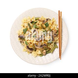 Pâtes végétariennes avec champignons, persil, haricots et fromage isolé sur blanc, vue de dessus Banque D'Images