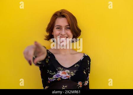 Jeune femme (22) Latina avec positif Banque D'Images