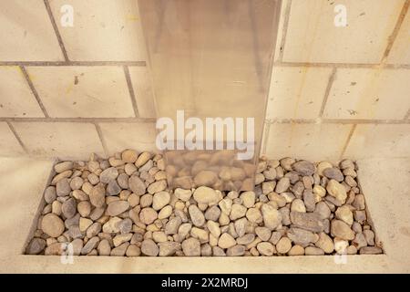 Tôle réfléchissante et brillante dans le sous-sol, allant du plafond au sol comme protection pour l'installation de câbles et de tuyaux. Prote métallique Banque D'Images