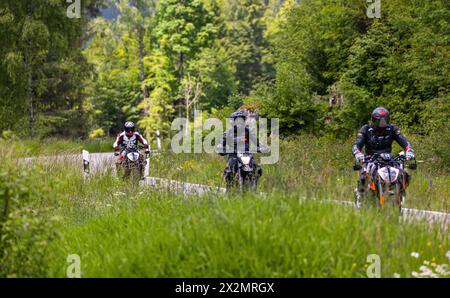 Einige Motorradfahrer sind auf einer Tour durch den Schwarzwald. (Schluchsee, Deutschland, 04.06.2022) Banque D'Images