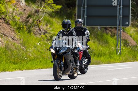 Zwei Motorradfahrer fahren auf einer strasse ausserorts im Südschwarzwald. (Schluchsee, Deutschland, 04.06.2022) Banque D'Images