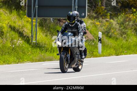 Zwei Motorradfahrer fahren auf einer strasse ausserorts im Südschwarzwald. (Schluchsee, Deutschland, 04.06.2022) Banque D'Images