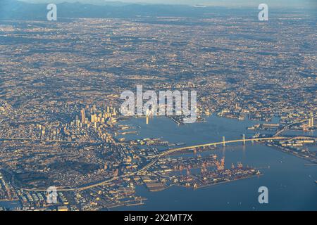 Vue aérienne de la ville de Yokohama, Kawasaki et Ota city à l'aube de temps avec ciel bleu horizon historique, Tokyo, Japon Banque D'Images