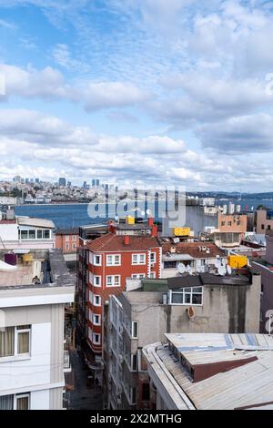 Un paysage urbain avec des bâtiments résidentiels, le détroit du Bosphore et le pont des martyrs du 15 juillet à Istanbul, la plus grande ville de Turquie sur le Bosphore s. Banque D'Images