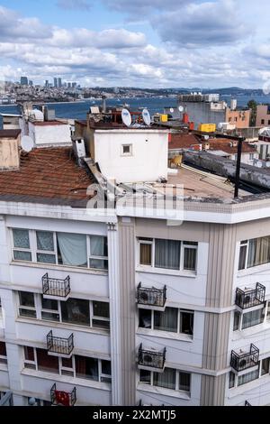 Un paysage urbain avec des bâtiments résidentiels, le détroit du Bosphore et le pont des martyrs du 15 juillet à Istanbul, la plus grande ville de Turquie sur le Bosphore s. Banque D'Images