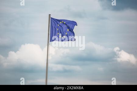 Beim Konstanzer Hafen weht die Flagge der Europäischen Union (eu) im Wind. (Konstanz, Allemagne, 08.05.2022) Banque D'Images