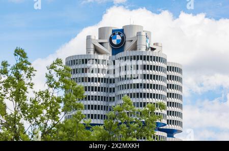 IM BMW Turm in München ist der Hauptsitz der Bayerische Motoren Werke. (München, Allemagne, 27.05.2022) Banque D'Images