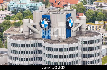 DAS BMW Hochhaus wrd auch Vierzylinder genannt. Hier Hat der Autobauer BMW seinen Hauptsitz. (München, Allemagne, 27.05.2022) Banque D'Images