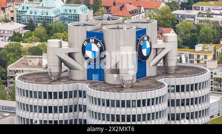 DAS BMW Hochhaus wrd auch Vierzylinder genannt. Hier Hat der Autobauer BMW seinen Hauptsitz. (München, Allemagne, 27.05.2022) Banque D'Images