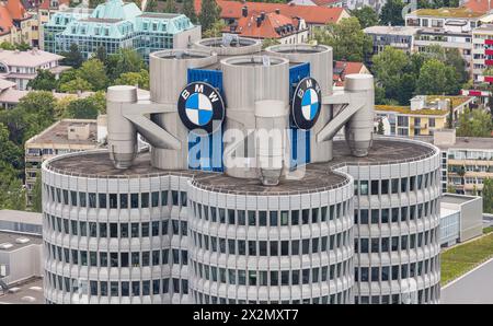 DAS BMW Hochhaus wrd auch Vierzylinder genannt. Hier Hat der Autobauer BMW seinen Hauptsitz. (München, Allemagne, 27.05.2022) Banque D'Images